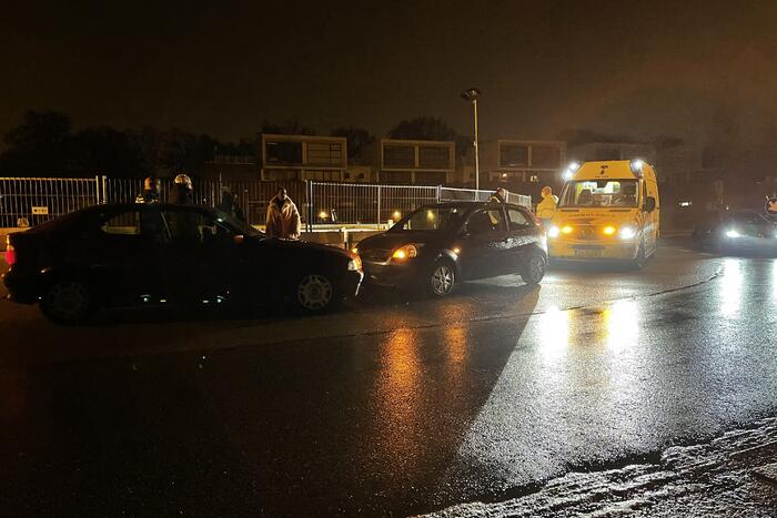 Auto's botsen frontaal in bocht