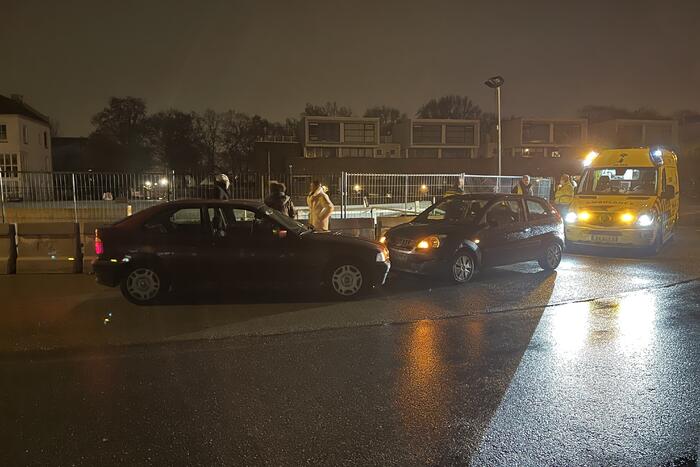 Auto's botsen frontaal in bocht