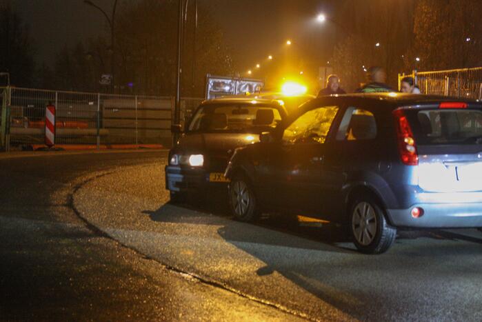 Auto's botsen frontaal in bocht