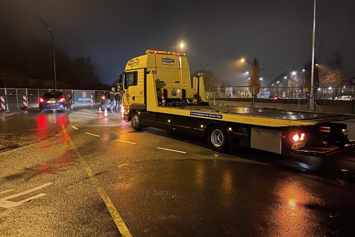 Auto's botsen frontaal in bocht