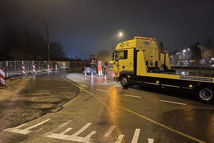 Auto's botsen frontaal in bocht