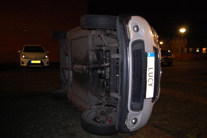 Auto op zijn kant geduwd