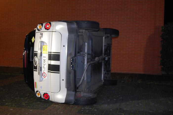 Auto op zijn kant geduwd