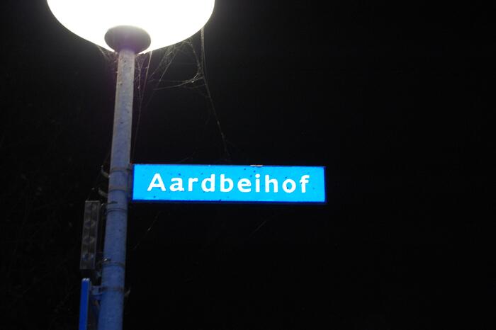 Auto op zijn kant geduwd