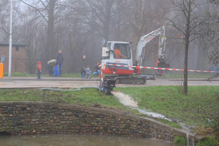 Flink waterballet na gesprongen leiding