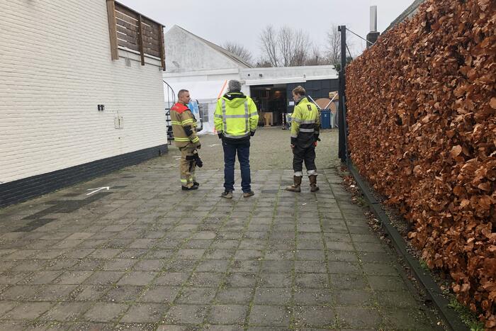 Brandweer doet metingen door gaslucht