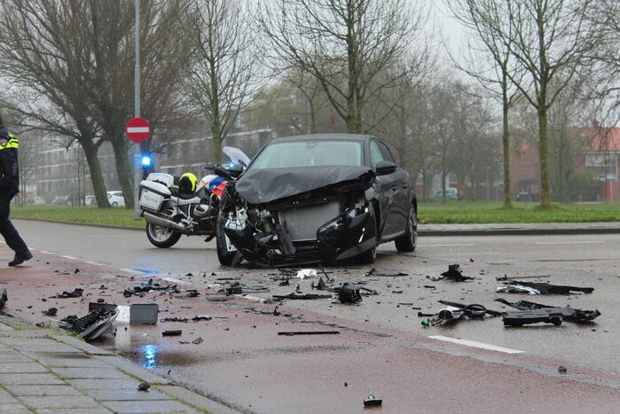 Veel schade na botsing tussen twee personenauto's