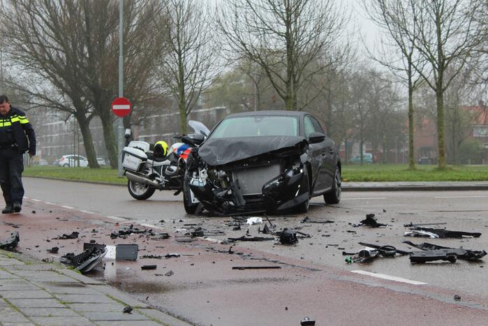 Veel schade na botsing tussen twee personenauto's