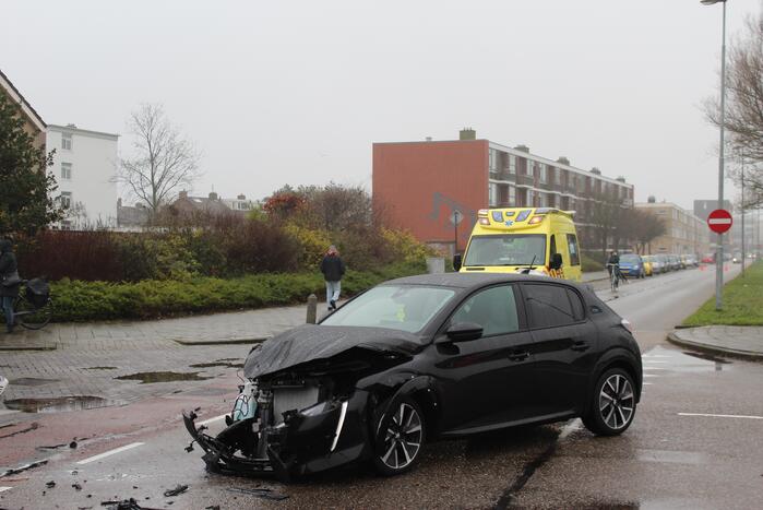Veel schade na botsing tussen twee personenauto's