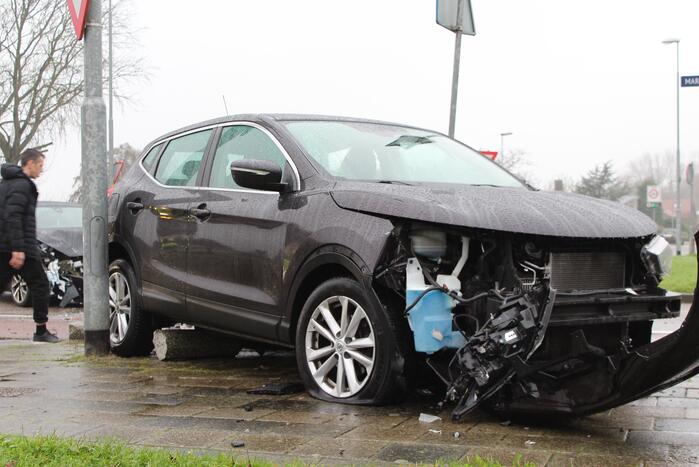 Veel schade na botsing tussen twee personenauto's