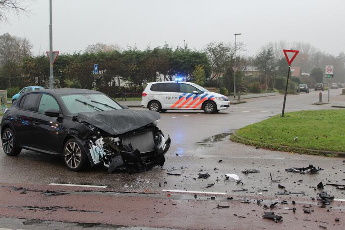 Veel schade na botsing tussen twee personenauto's