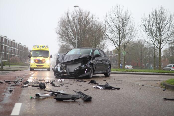 Veel schade na botsing tussen twee personenauto's