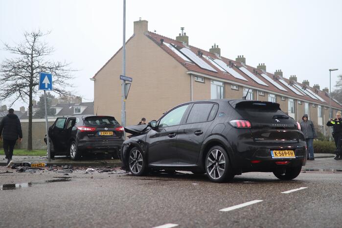 Veel schade na botsing tussen twee personenauto's