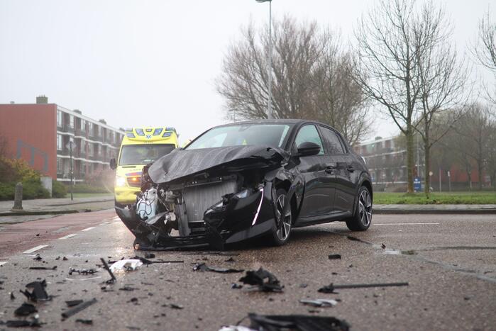 Veel schade na botsing tussen twee personenauto's