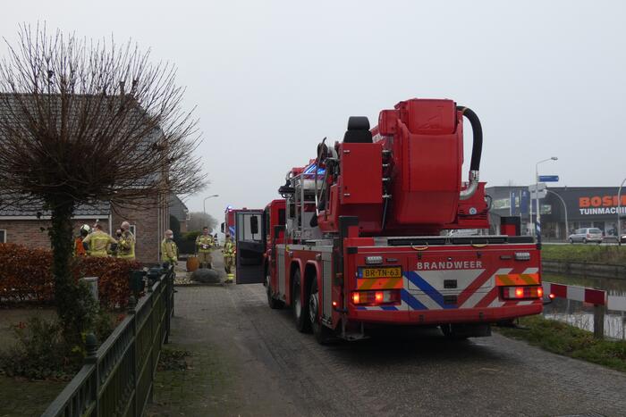 Brandweer blust brand in schoorsteen