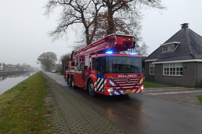 Brandweer blust brand in schoorsteen
