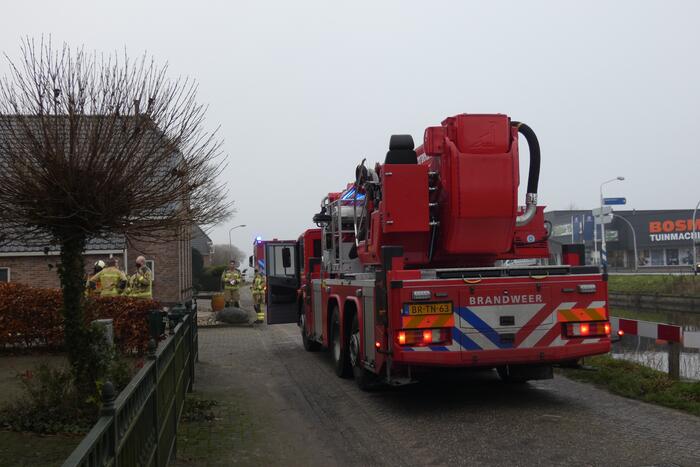 Brandweer blust brand in schoorsteen