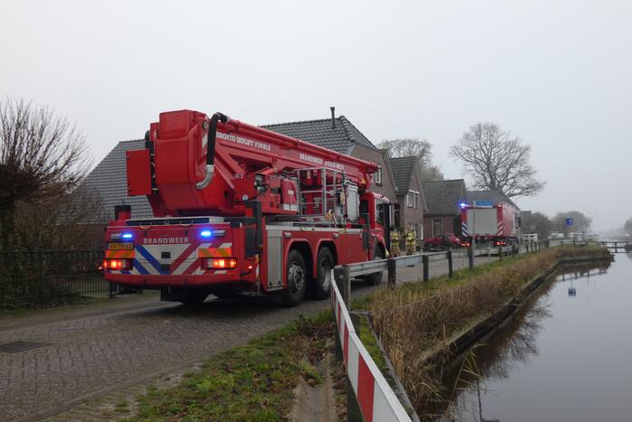 Brandweer blust brand in schoorsteen