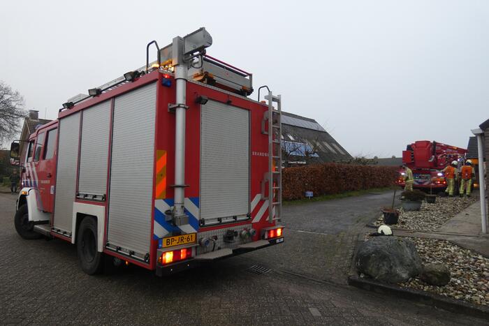 Brandweer blust brand in schoorsteen