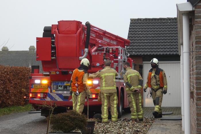Brandweer blust brand in schoorsteen