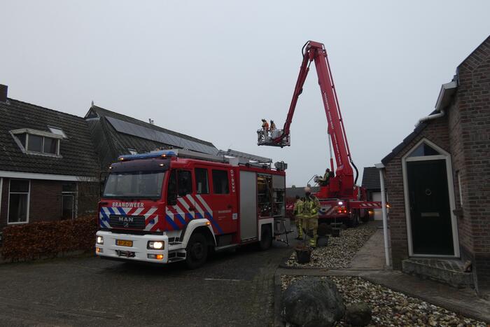Brandweer blust brand in schoorsteen