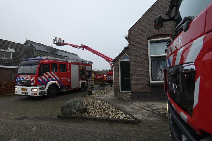Brandweer blust brand in schoorsteen