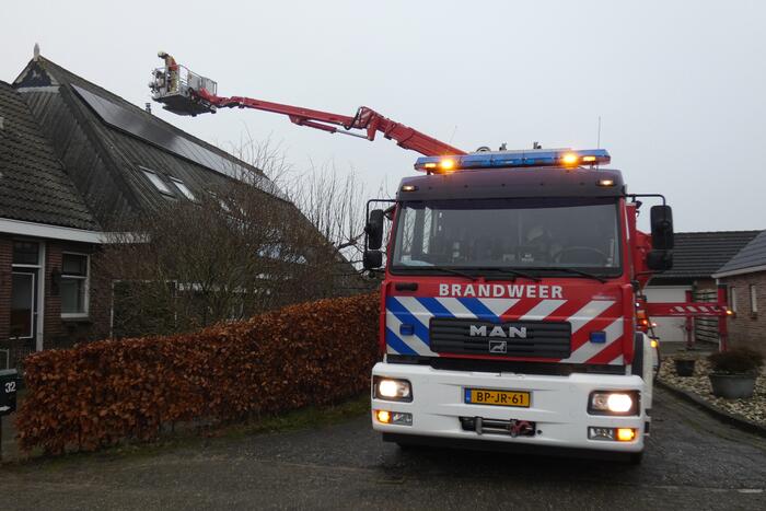 Brandweer blust brand in schoorsteen