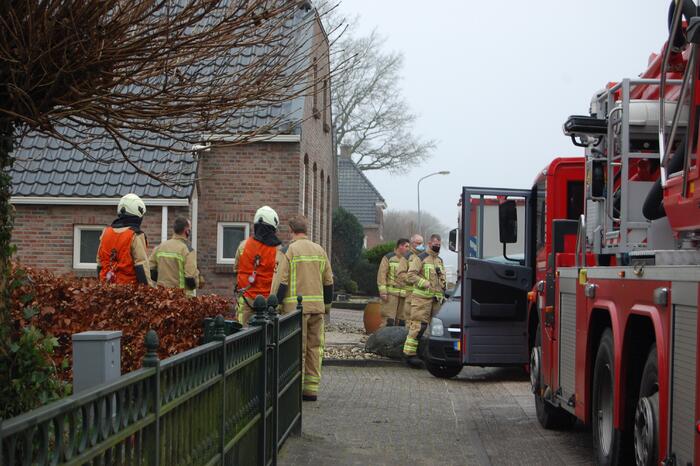 Brandweer blust brand in schoorsteen