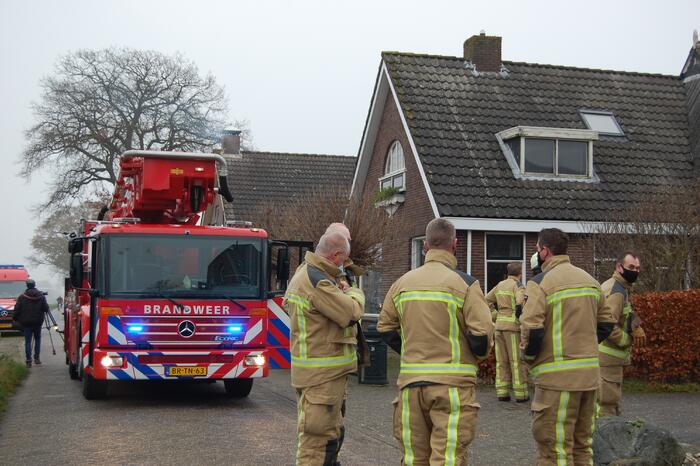 Brandweer blust brand in schoorsteen
