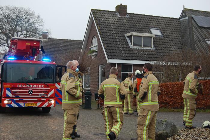 Brandweer blust brand in schoorsteen