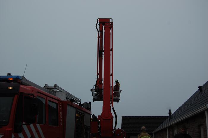 Brandweer blust brand in schoorsteen