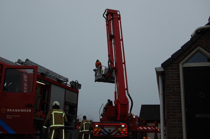 Brandweer blust brand in schoorsteen