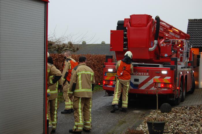 Brandweer blust brand in schoorsteen