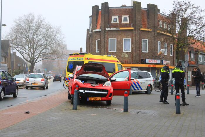 Auto vliegt uit de bocht en belandt op paaltjes