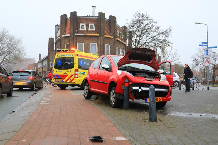Auto vliegt uit de bocht en belandt op paaltjes
