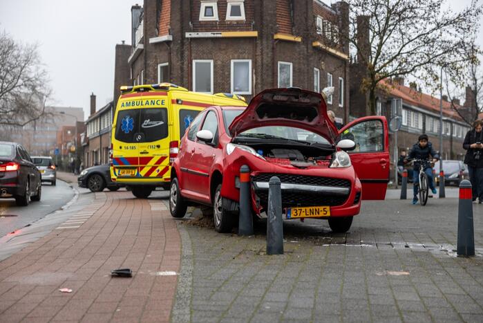 Auto vliegt uit de bocht en belandt op paaltjes