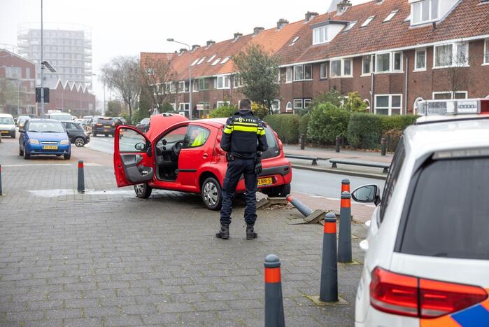 Auto vliegt uit de bocht en belandt op paaltjes