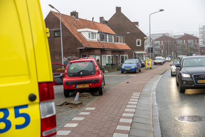 Auto vliegt uit de bocht en belandt op paaltjes