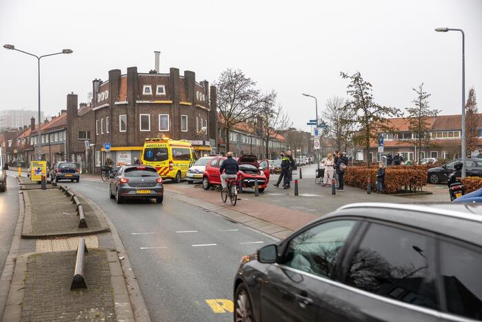 Auto vliegt uit de bocht en belandt op paaltjes