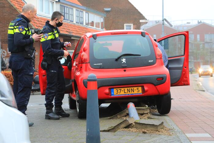 Auto vliegt uit de bocht en belandt op paaltjes