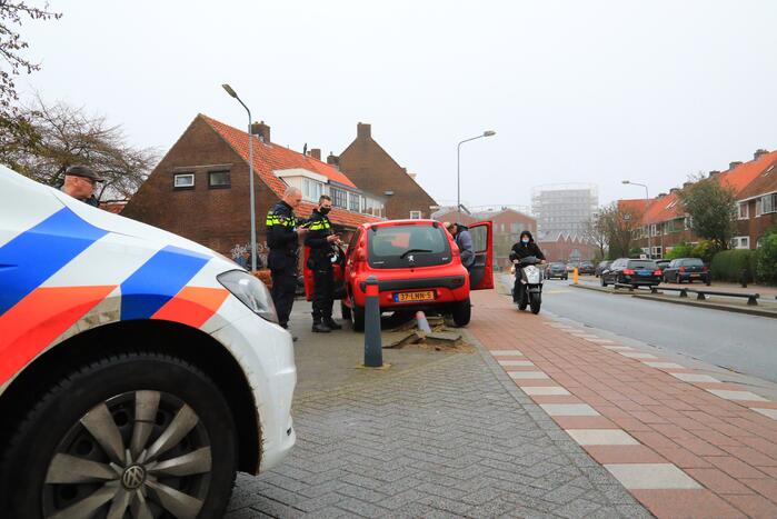 Auto vliegt uit de bocht en belandt op paaltjes