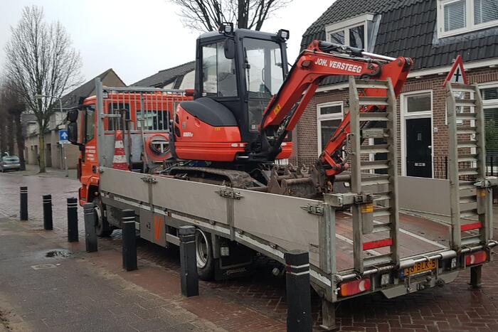 Leidingbreuk zorgt voor zand en water over de weg