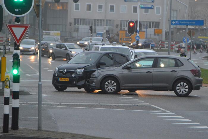 Twee personenauto's in botsing met elkaar