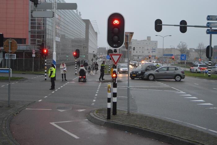 Twee personenauto's in botsing met elkaar
