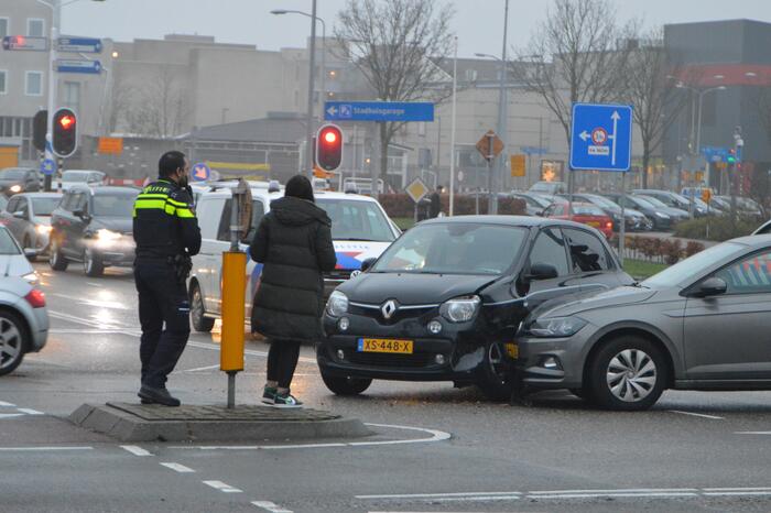 Twee personenauto's in botsing met elkaar