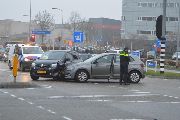 Twee personenauto's in botsing met elkaar