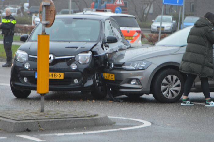 Twee personenauto's in botsing met elkaar
