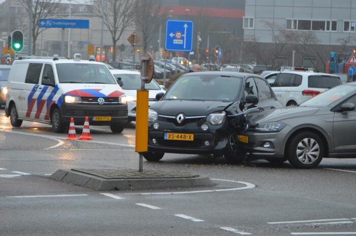 Twee personenauto's in botsing met elkaar