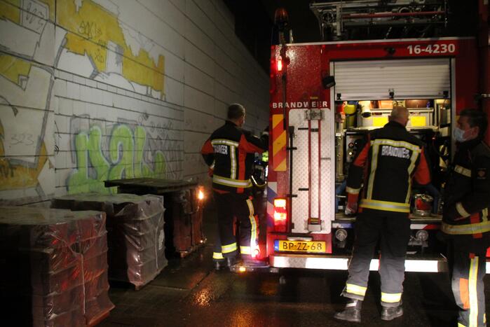 Brandweer voorkomt dat brand overslaat