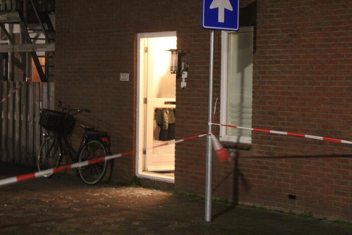 Vuurwerk door brievenbus gegooid